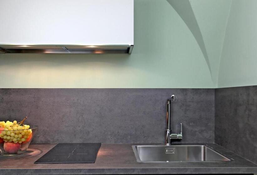 اتاق خانوادگی, B&bari, Via Cairoli