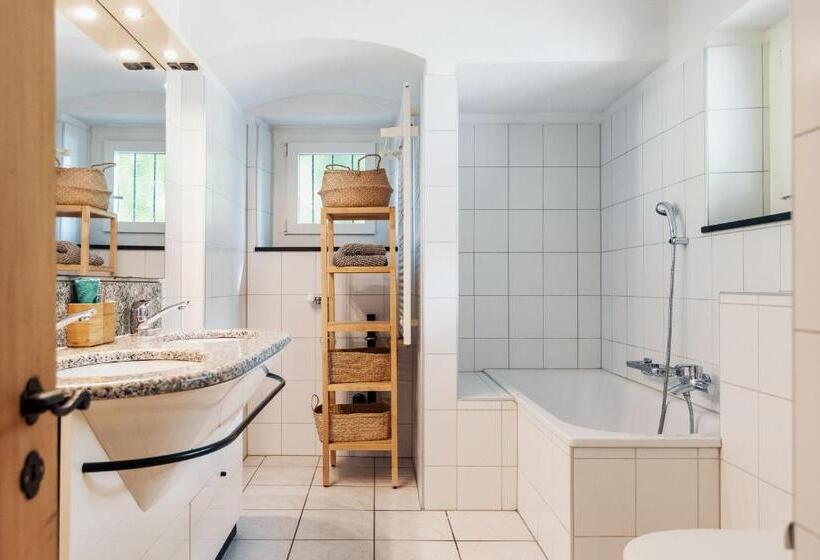 سوییت خانوادگی, Lake Villa Lotus