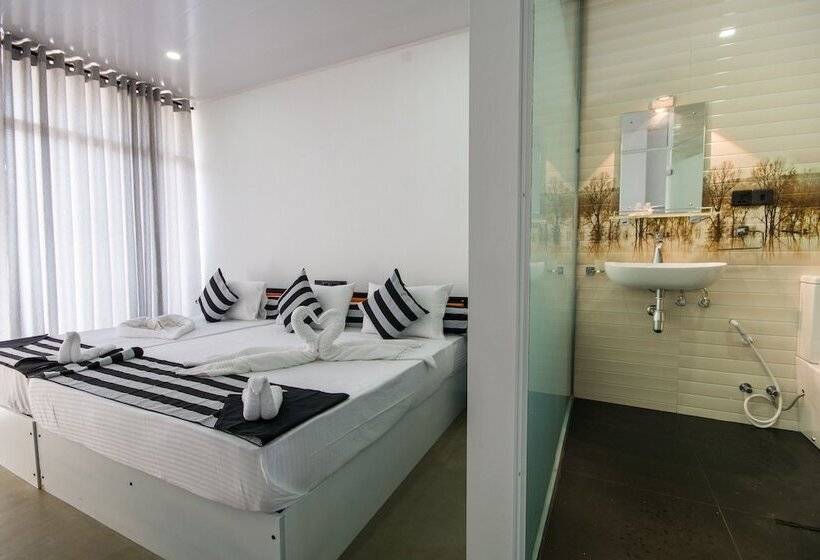 Quarto Triplo Estandar, Avora