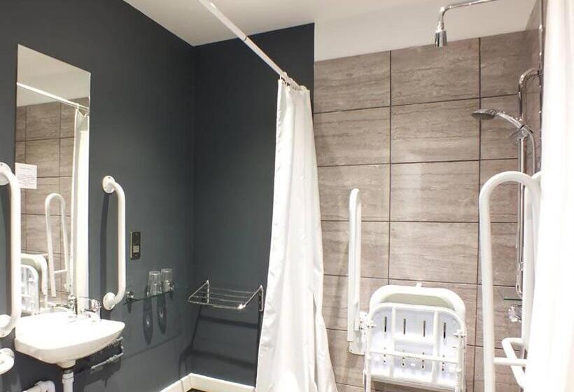 חדר סטנדרט מותאם לאדם עם מוגבלויות, The Piebald Inn