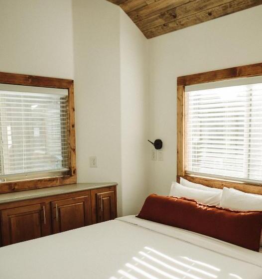 کلبه ییلاقی, Teton Valley Resort