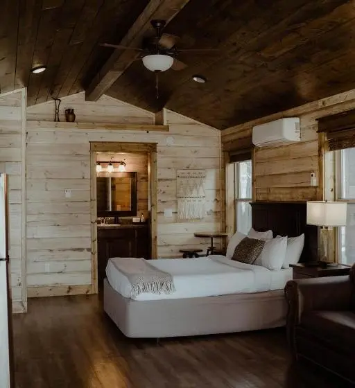 スタンダードスタジオ, Teton Valley Resort