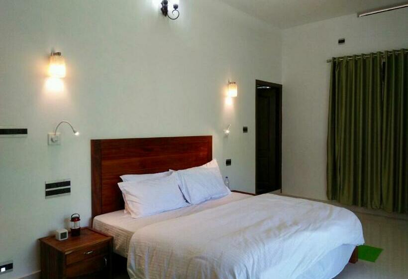 Suite with lake view, Nutmeg Valley