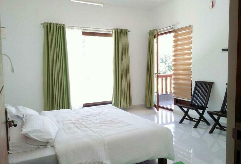 Suite with lake view, Nutmeg Valley