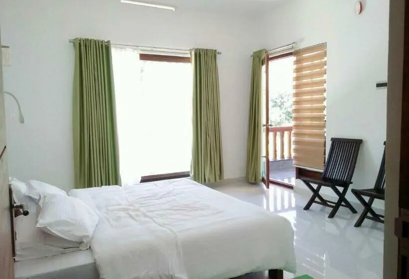 Suite with lake view, Nutmeg Valley