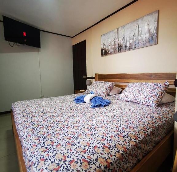Номер Deluxe Кровать Кинг, Toucan Hostel