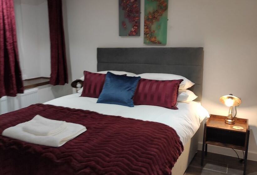 סטודיו סופריור, Blackbird House, Apartments And Studios