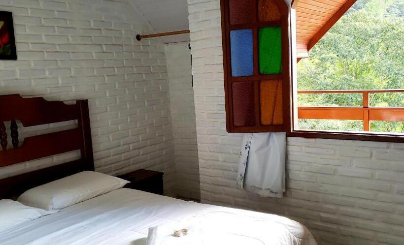 带阳台标准四人间, Pousada Na Montanha