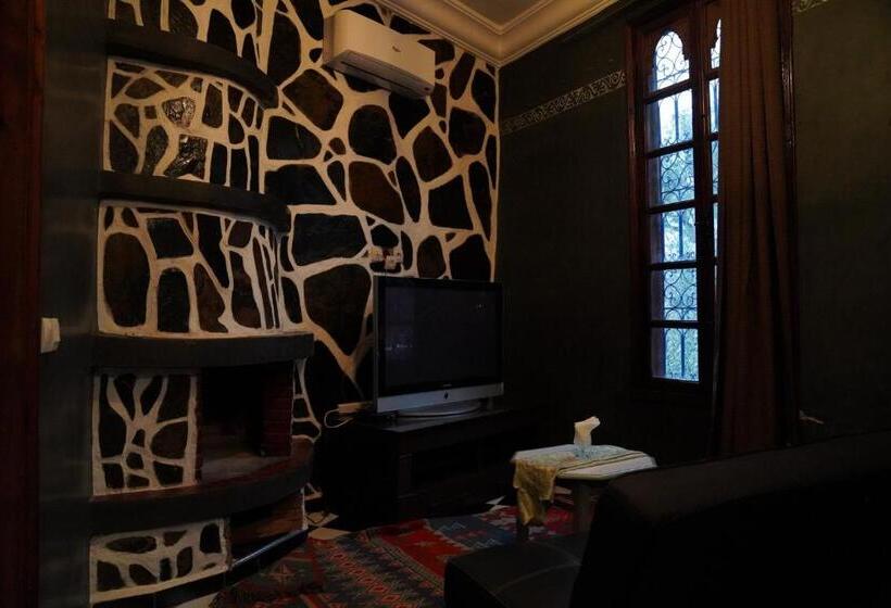 سوییت با چشم‌انداز کوه, Riad Malak