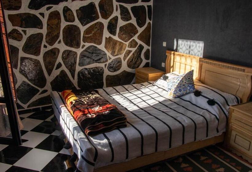 سوییت با چشم‌انداز کوه, Riad Malak