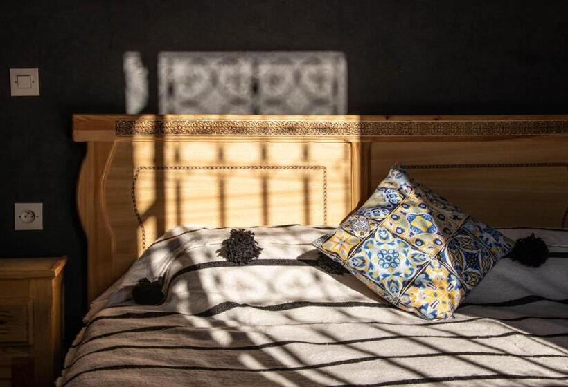 سوییت با چشم‌انداز کوه, Riad Malak