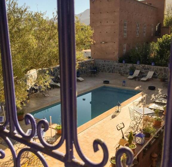 سوییت با چشم‌انداز کوه, Riad Malak