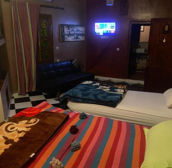 سوییت با چشم‌انداز کوه, Riad Malak