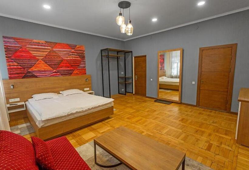 اتاق لوکس سه تخته, Koisha