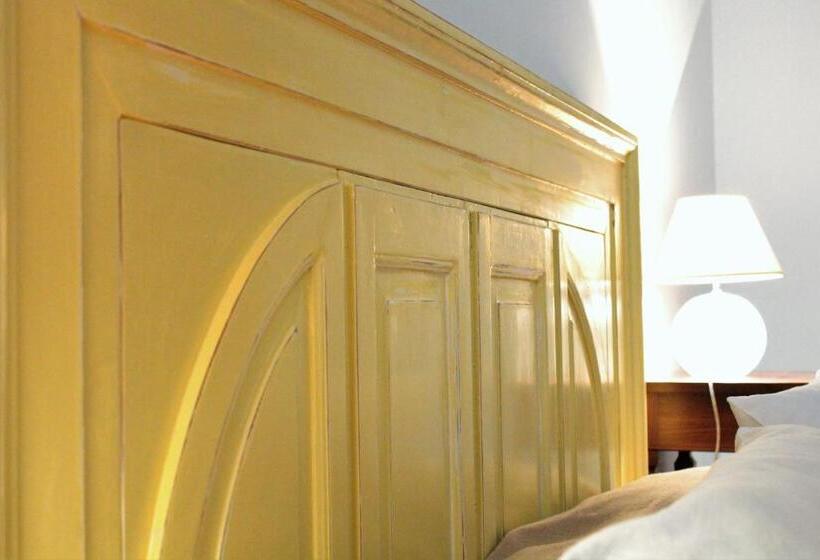 غرفة قياسية ثلاثية, A Casa Ventotto