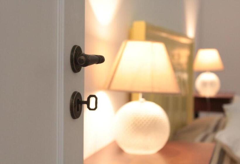 غرفة قياسية ثلاثية, A Casa Ventotto