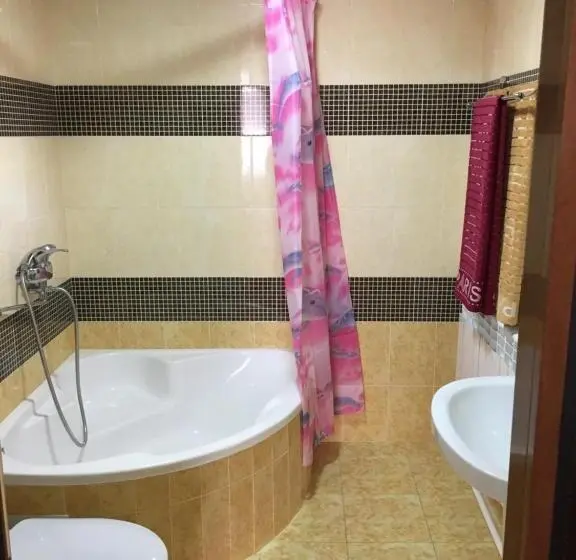 Standard-huone, Shahram Plus