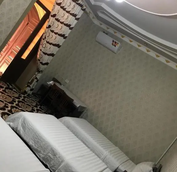 Standard Kolmen Hengen Huone, Shahram Plus