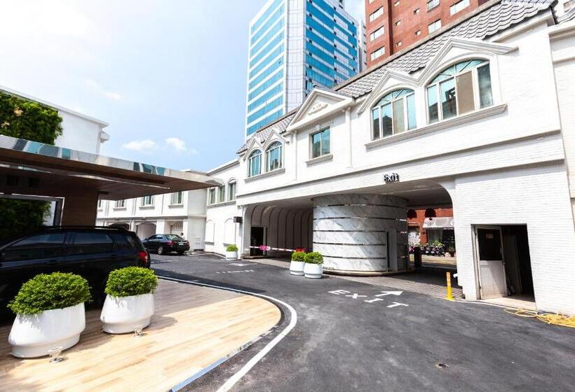 اتاق استاندارد سه نفره, Chao Motel