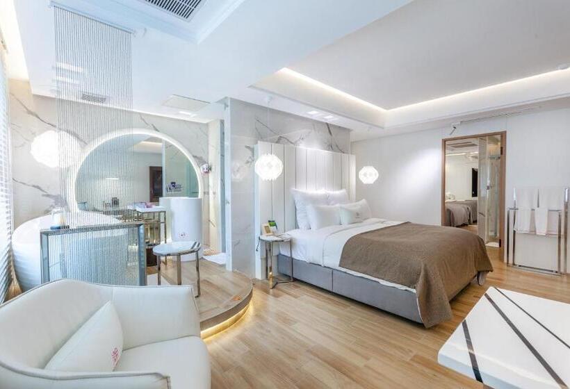 اتاق خانوادگی, Chao Motel