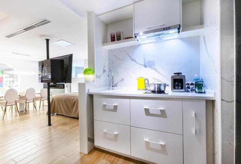 اتاق خانوادگی تودرتو, Chao Motel