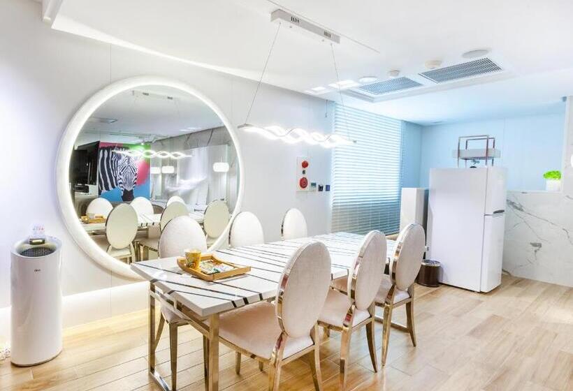 اتاق خانوادگی تودرتو, Chao Motel