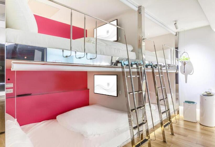 اتاق خانوادگی تودرتو, Chao Motel