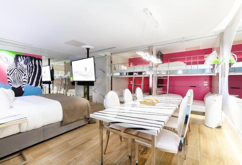 اتاق خانوادگی تودرتو, Chao Motel