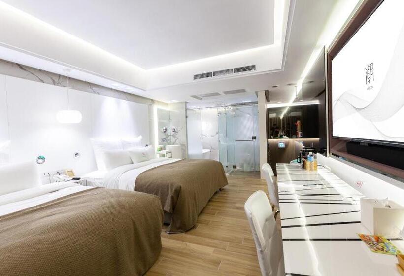 اتاق استاندارد سه نفره, Chao Motel