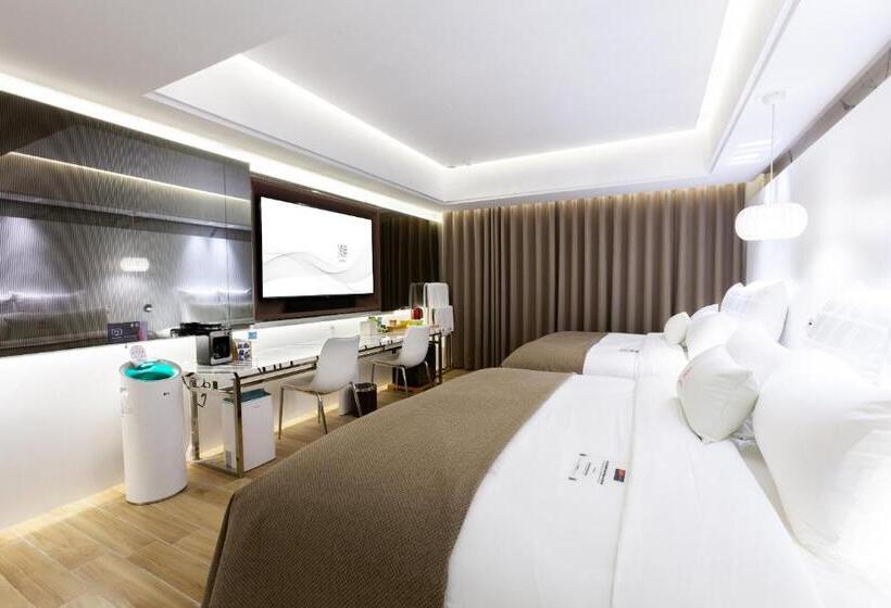 اتاق استاندارد سه نفره, Chao Motel