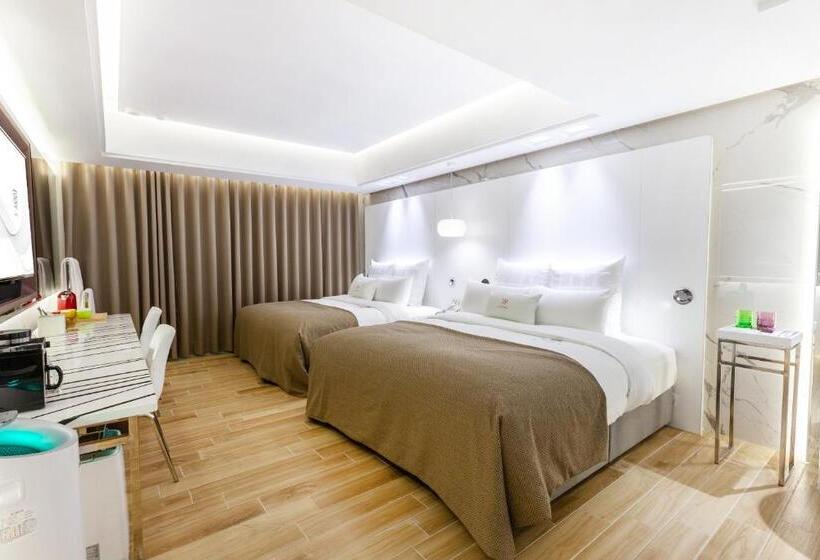 اتاق استاندارد سه نفره, Chao Motel