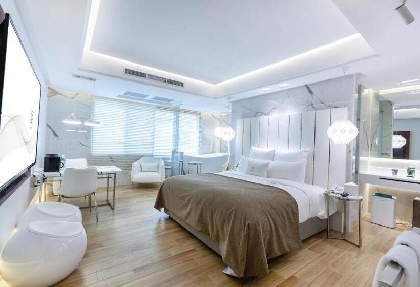 اتاق لوکس چهار تخته, Chao Motel