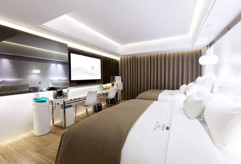 اتاق خانوادگی, Chao Motel