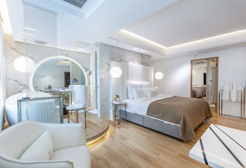 اتاق لوکس چهار تخته, Chao Motel