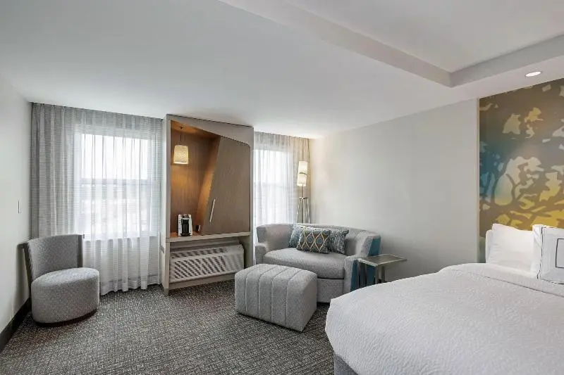 اتاق استاندارد با تخت دو نفره بزرگ, Courtyard By Marriott Raleigh Cary/parkside Town Commons
