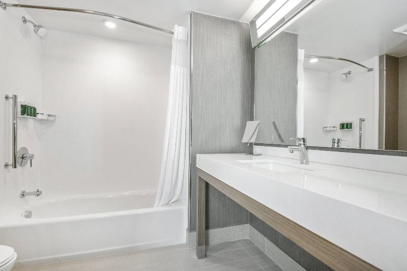 اتاق استاندارد با تخت دو نفره بزرگ, Courtyard By Marriott Raleigh Cary/parkside Town Commons