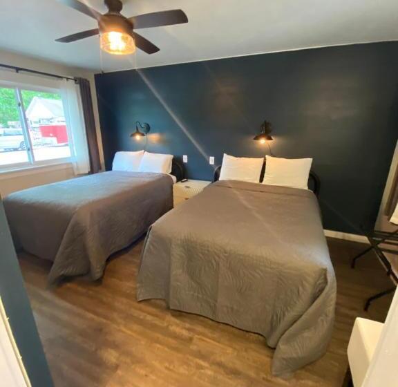 غرفة قياسية رباعية, Cedar Court Inn