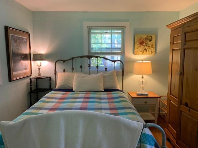 جناح جونيور, Cedar Court Inn