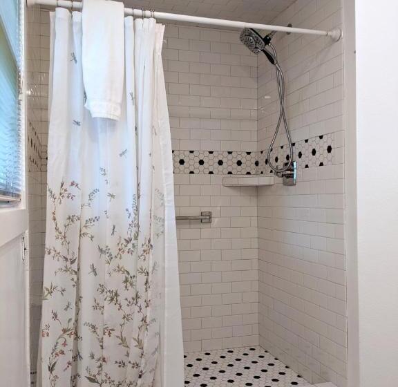 جناح جونيور, Cedar Court Inn