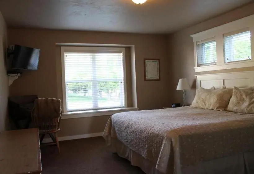 Talo 3 Makuuhuonetta, Cedar Court Inn