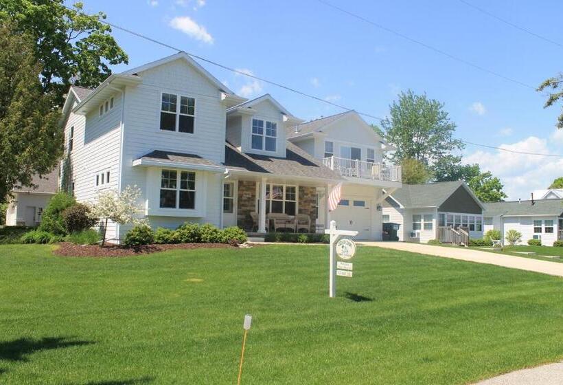 منزل غرفتين نوم, Cedar Court Inn