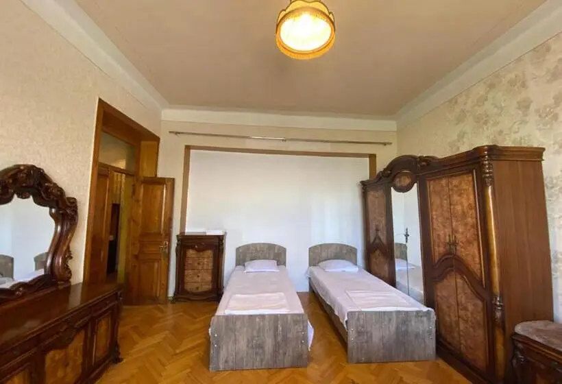 اتاق کلاسیک چهارنفره, Valiko House In Telavi