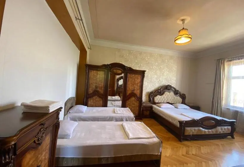 اتاق کلاسیک چهارنفره, Valiko House In Telavi