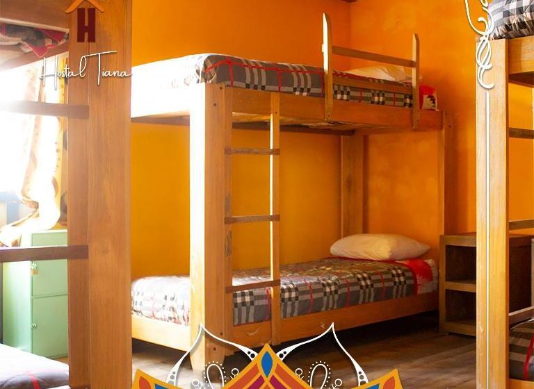 سرير فى غرفة مشتركه, Hostal Café Tiana