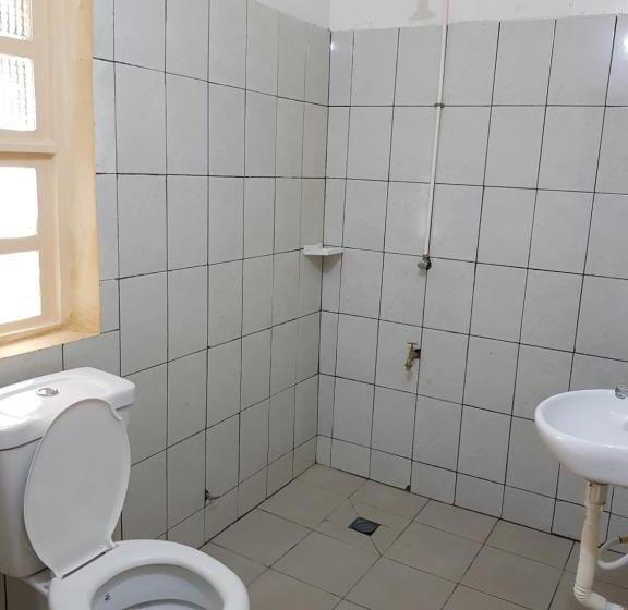 اتاق خانوادگی, La Guesthouse étoile