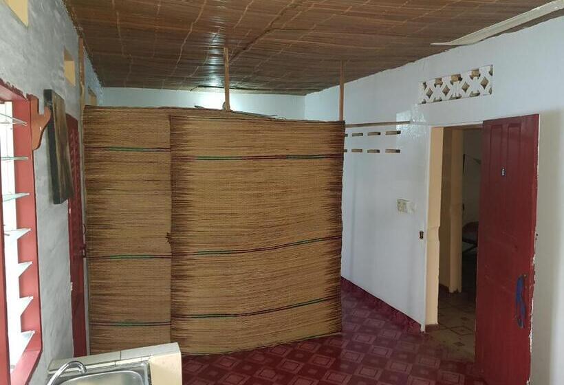 اتاق خانوادگی, La Guesthouse étoile