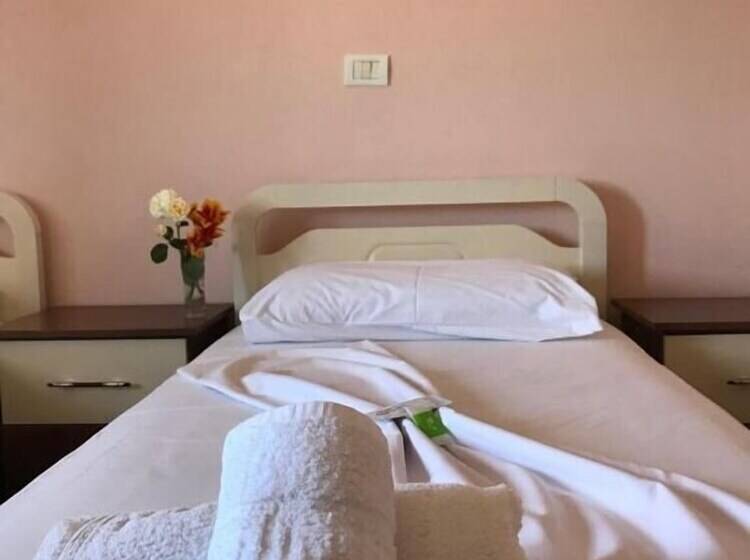 스탠다드 트리플 룸, Gega