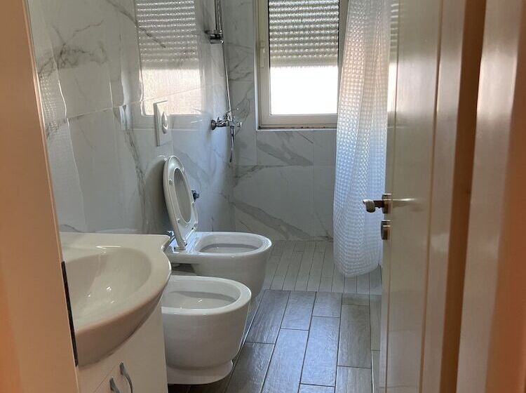 스탠다드 트리플 룸, Gega