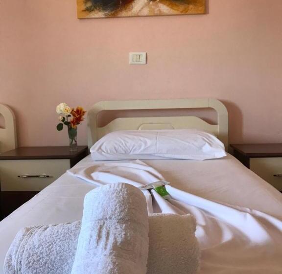 스탠다드 트리플 룸, Gega