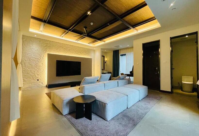 带按摩浴盆的套房, Vangen